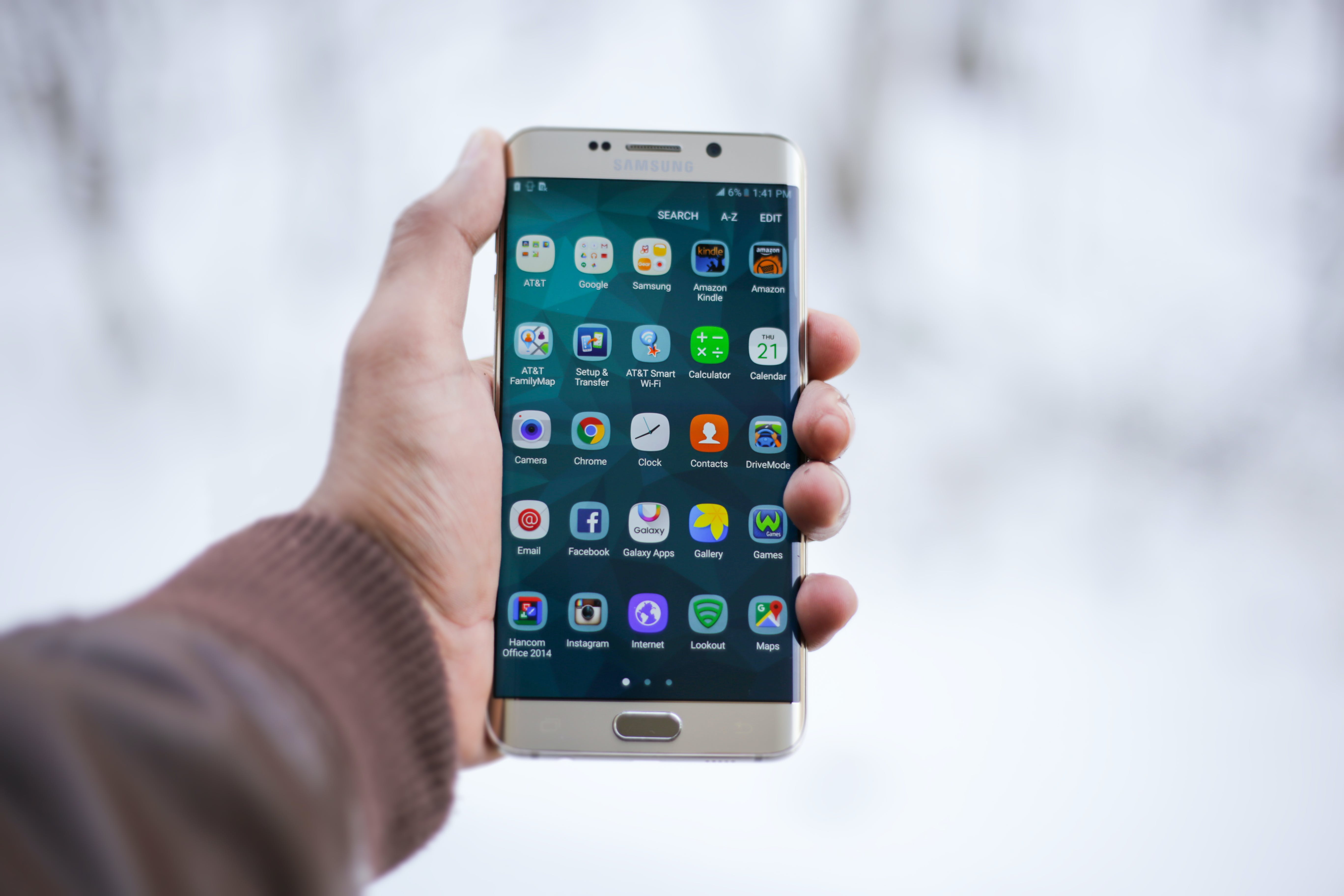 mobilna naprava Android v roki - oblačna shramba Koofr