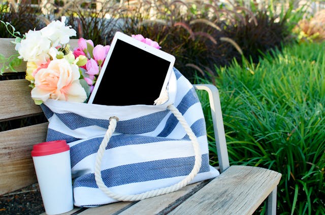 Beli ipad v torbi za na plažo.jpg