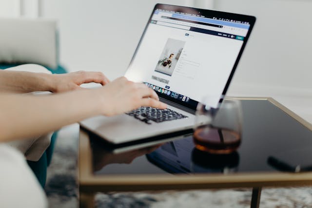 Oseba uporabla macbook za deljenje prezentacije.jpg