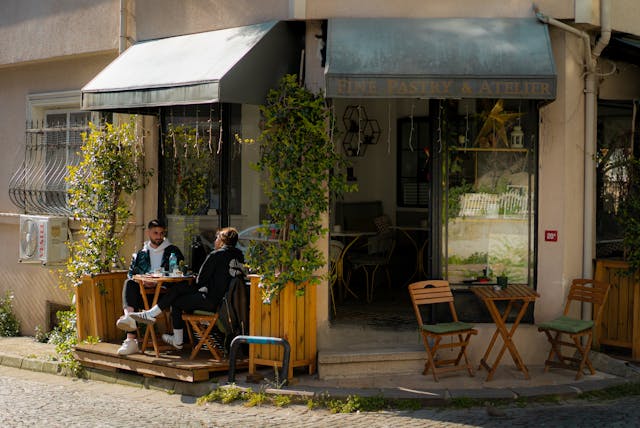 Outdoor-caf-in-Kuzguncuk-stanbul-with-two-people-enjoying-a-sunny-day