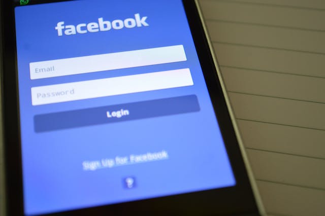 Pametni telefon prikazuje Facebook aplikacijo.jpg
