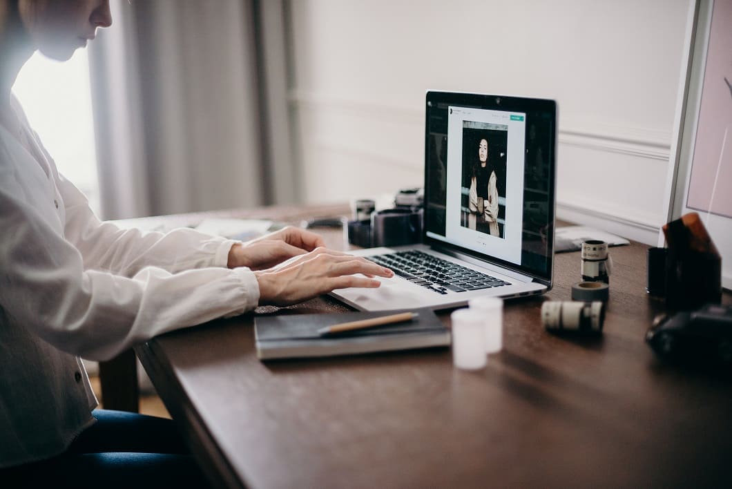 Ženska uporablja računalnik macbook pro