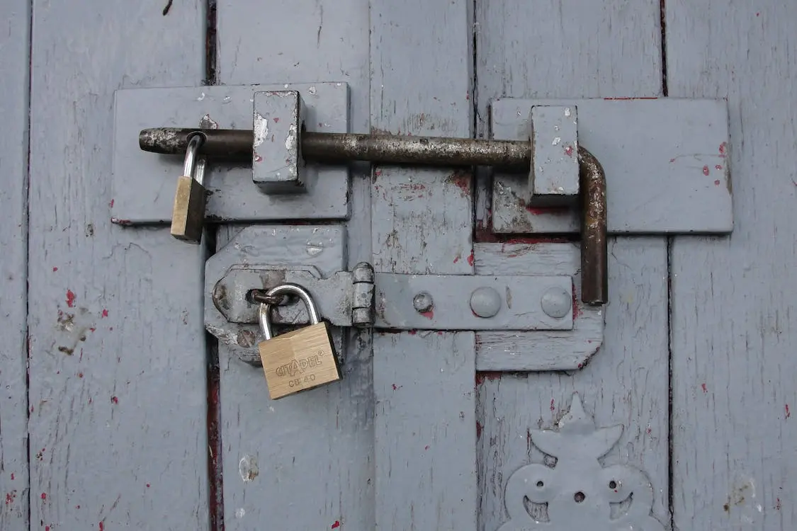 vrata zaklenjena s ključavnicami - koofr blog varnost na interentu
