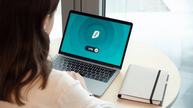 ženska uporablja VPN na macbooku.jpg