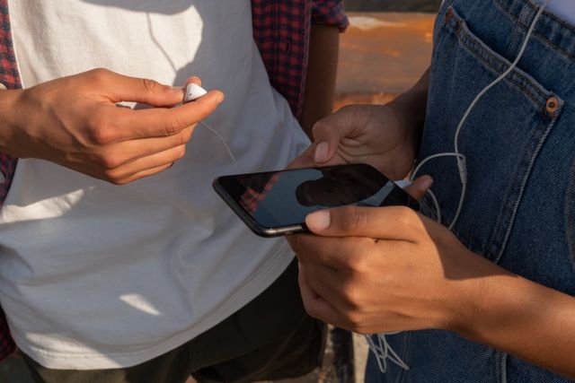 Oseba brska po mobilnem telefonu