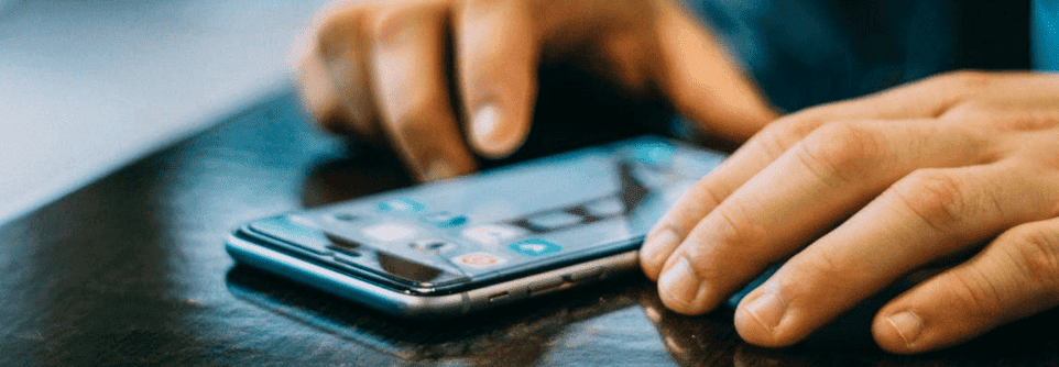 Oseba brska po pametnem telefonu