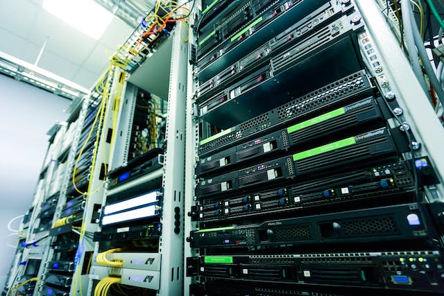 serverji v podatkovnem centeru za shranjevanje podatkov v oblaku