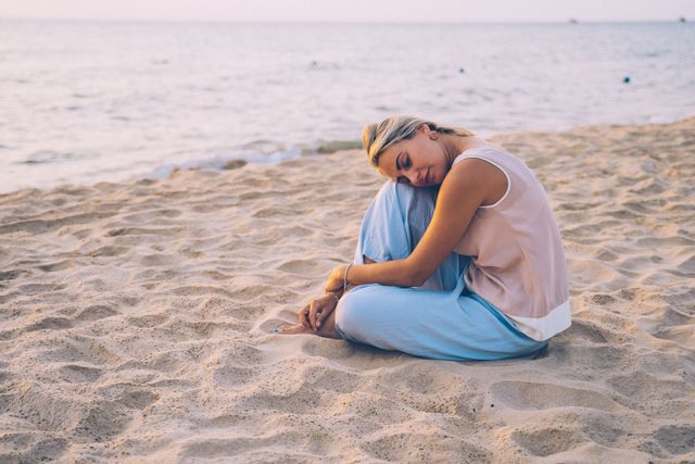 Ženska na peščeni plaži